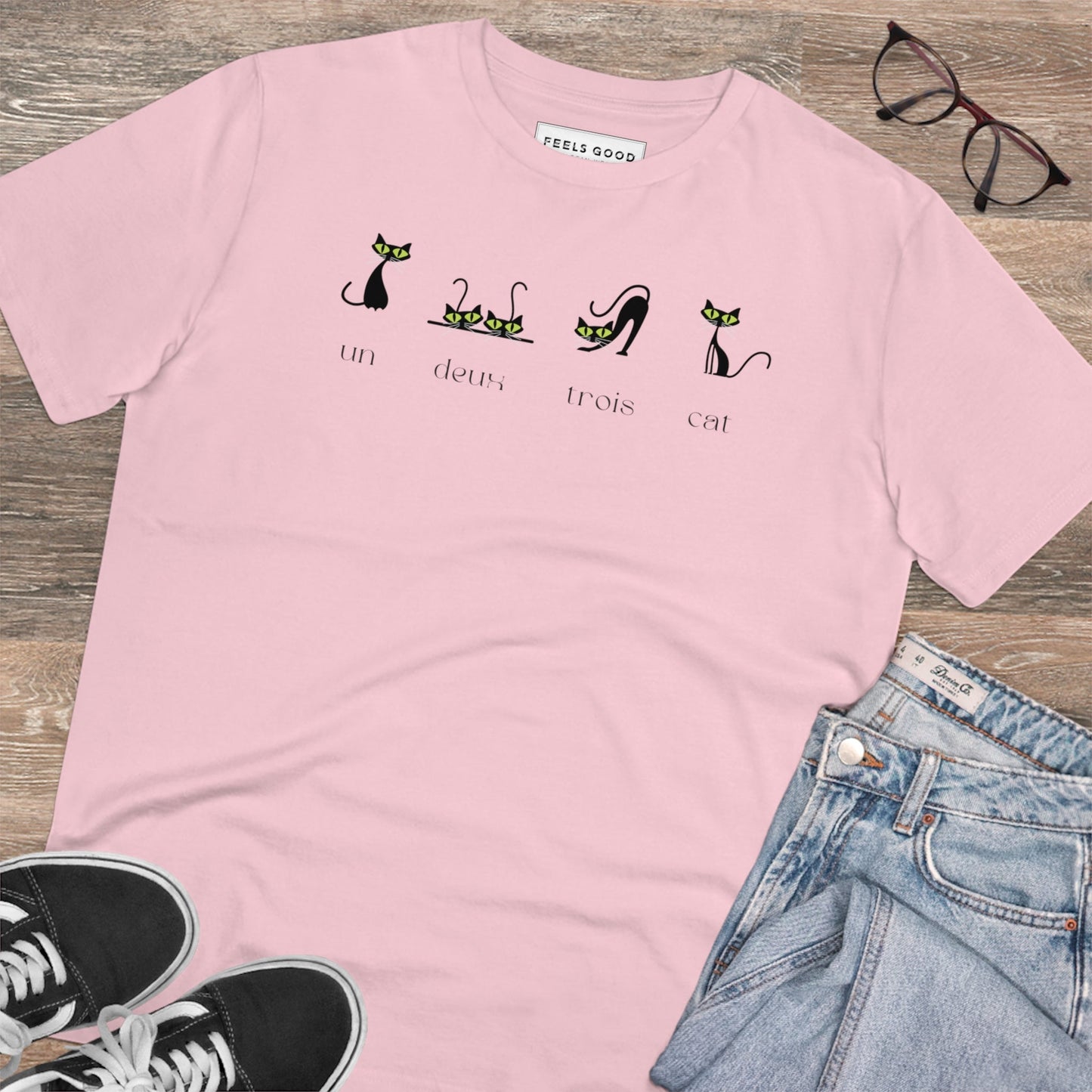 Animal lovers T-shirt with "4 French Cats" print.