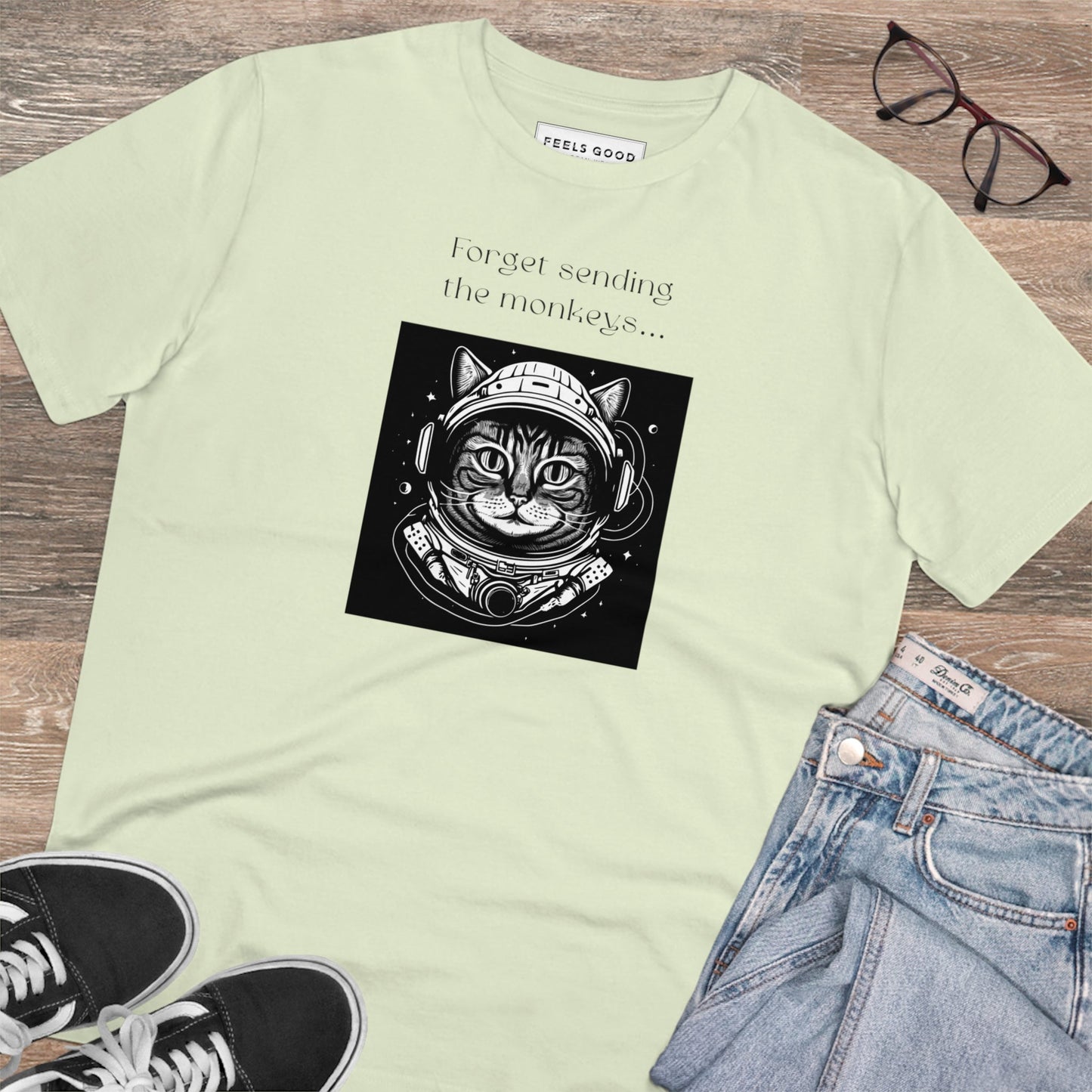 Cute cat astronaut funny t-shirt for men and women.