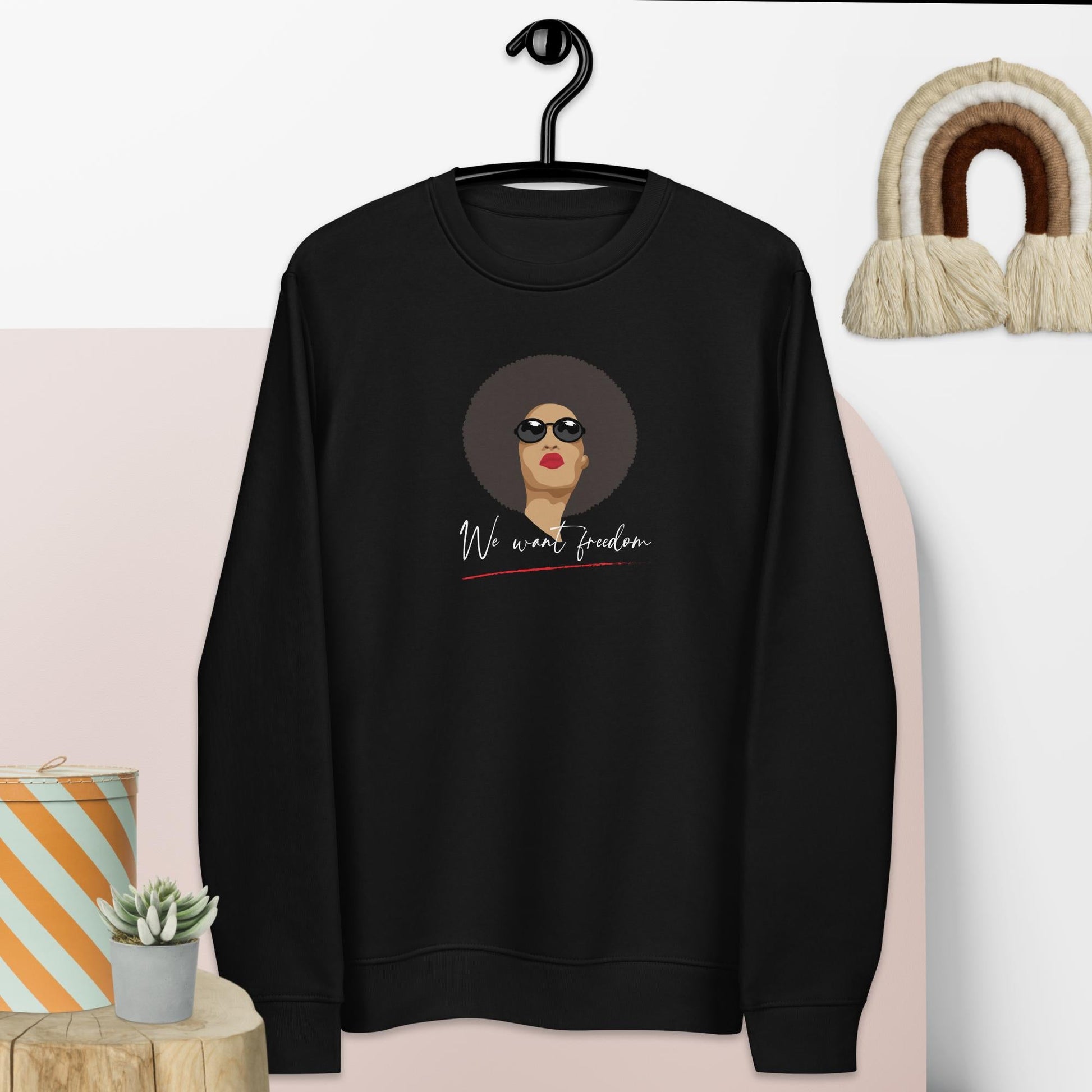 Show your power in this sweatshirt for women, ethically made from organic cotton.