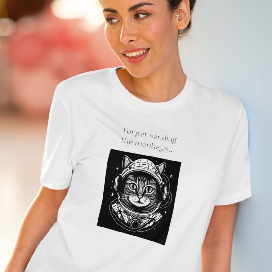 Organic cotton cat astronaut funny cat t-shirt for pet lovers.


