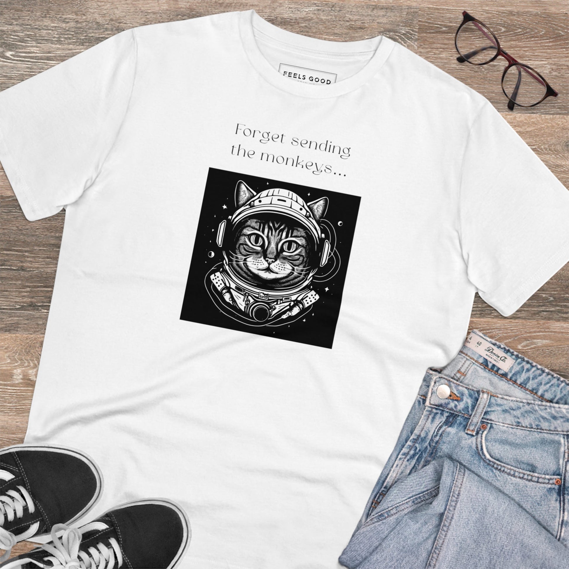 Funny cat t-shirt with astronaut design for men and women.

