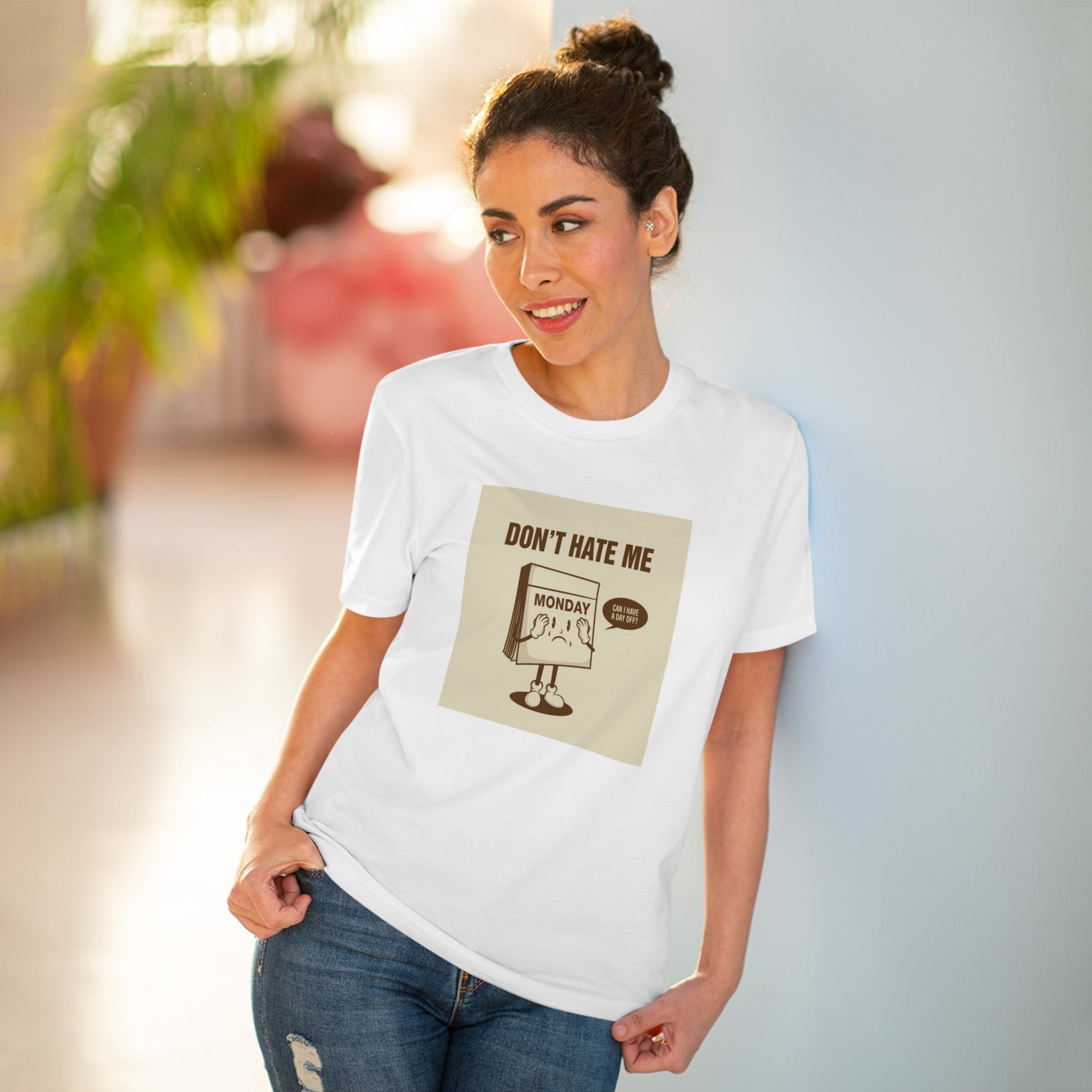 Stay stylish in the Positive 'I Don't Hate Mondays' retro organic cotton t-shirt – soft, organic, and fun!